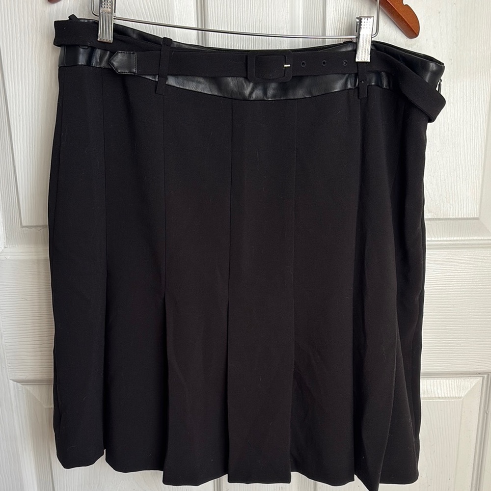 KARL LAGERFELD Plus size 16 Black Pleated Skirt faux leather waist with belt